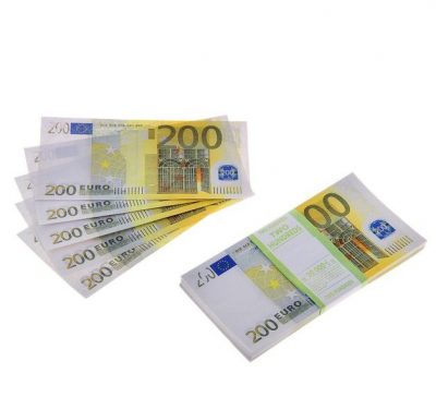 Пачка купюр "200 евро"