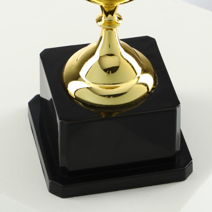 Кубок золото 013 В, наградная фигура, подставка пластик, 18.5 см_3 Кубок золото 013 В, наградная фигура, подставка пластик, 18.5 см, с индивидуальной гравировкой — изображение 3