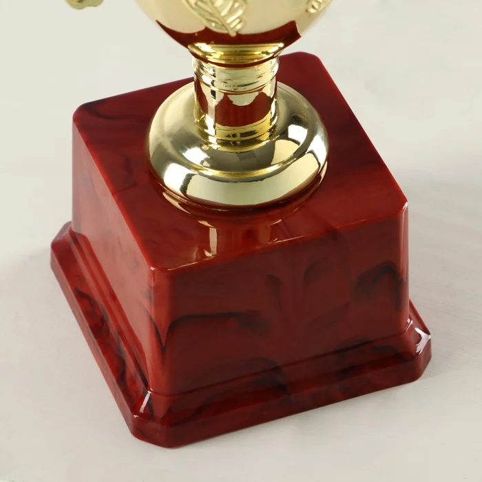 Кубок 014, наградная фигура, золото, подставка пластик, 32.5×16×8.5 см_3 Кубок 014, наградная фигура, золото, подставка пластик, 32.5×16×8.5 см, с индивидуальной гравировкой — изображение 4